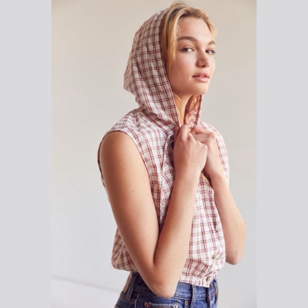 NWT BDG sleeveless button down hooded shirt Medium